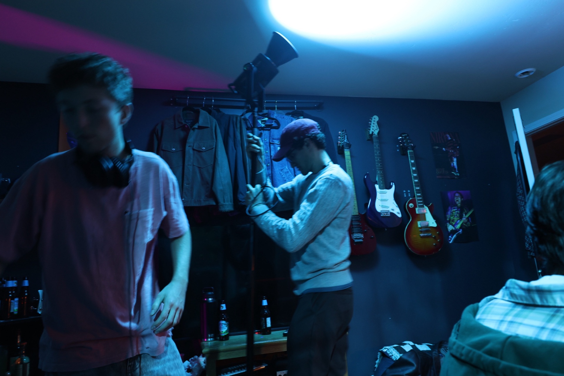 Boom op · guitars on the wall